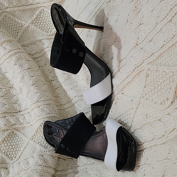 Stuart Weitzman - Picture 3 of 6